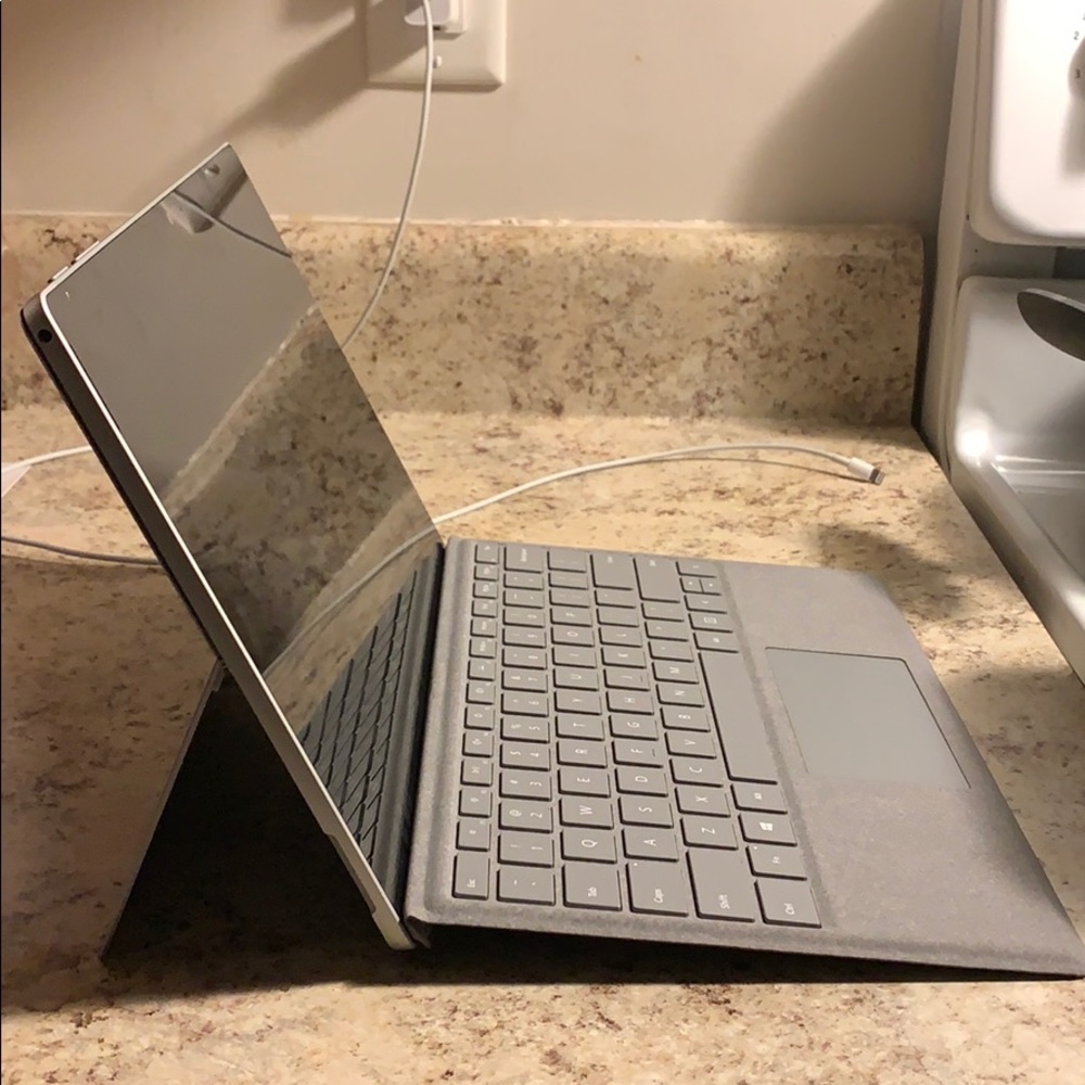 Microsoft Surface Pro - Picture 3 of 8